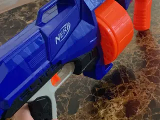 Stor Nerfguns med pile og en lille følger med