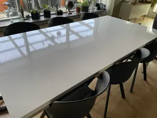 Spisebord med 2 tillægsplader