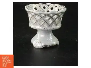 Porcelænsfad med gennembrudt mønster (str. 8 cm)