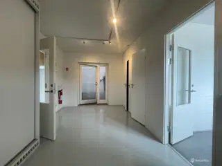 126m2 flotte kontor lokaler og 144m2 lager- med fantastisk beliggendehed i Egå 8250