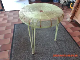 Grøn taburet i metal