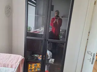 Bog reoler og vitrine skab. 
