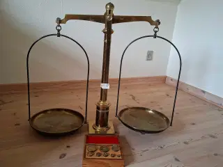 Gammel købmandsvægt med lodder, messing.