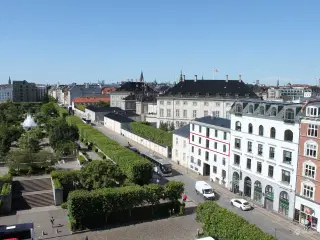 Kontor med kongelig nabo i Byens Bedste Forhus