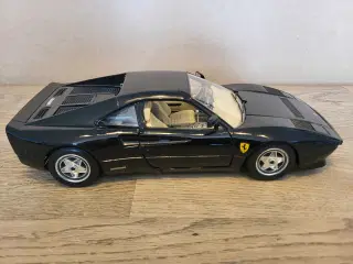Modelbil: FERRARI GTO 1984   Skala: 1/18