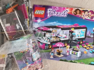 Diverse Lego friends med byggevejledninger