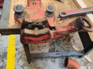 Filebænk m. RIDGID kæberørholder