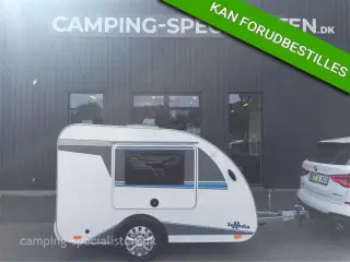 2025 - Tomplan Mini Tommy De-Luxe   Tomplan Mini Tommy De-Luxe med bremser, køkken, køleskab, vandtank, gasblus og mm.  Hos Camping-Specialisten.dk Aarhus