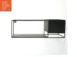 Sort hylde med boks fra Valse (str. 40 x 13 xh 13 cm)