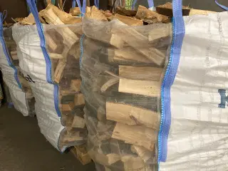 Kløvet brænde, tørt og fyringsklar