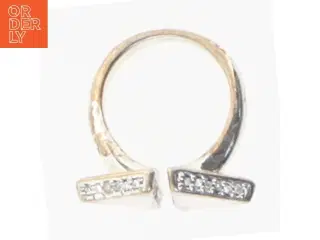 Sølvfarvet ring med sten (str. 50 mm)