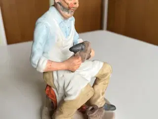 FIGUR SOM SKOMAGER ÆLDRE MAND