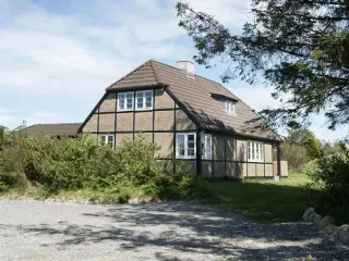 Sk�nt sommerhus h�jtliggende i rolige og natursk�nne omgivelser - n�r L�nstrup strand og by