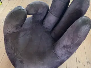 Lænestol formet som en hånd
