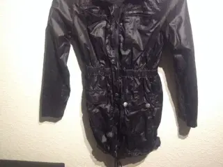 Lang sort frakke sælges.