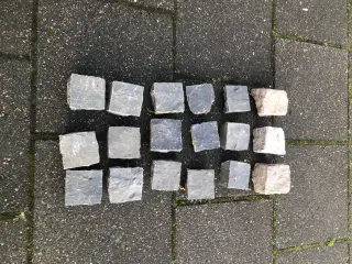Chaussésten, granit ialt 18 stk. 