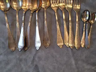 Sølvbestik- 6 suppeskeer og 4 gafler
