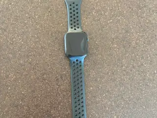 Appel Watch Series 5 44 mm Nike+