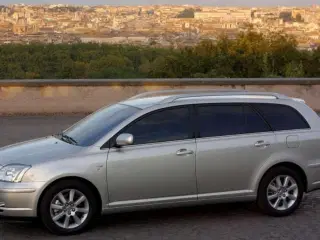 KØBES: Toyota Avensis 