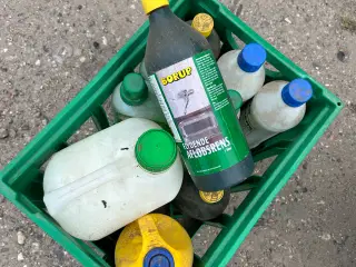 Sælger et parti med mange rengøringsartikler