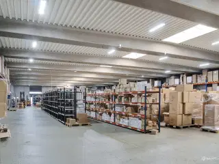 Højloftet lagerejendom beliggende i industri-og logistikklyngen i Kolding kun 5 minutter fra E45 og E20
