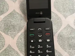 Doro 6038 mobiltelelfon med holder og kabel