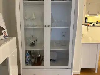 Vitrineskab i hvid m. 4 hylder og en skuffe