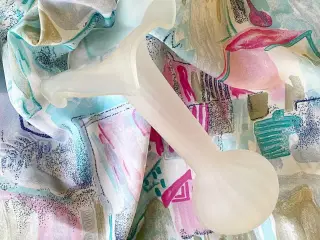 Hvidt glas, løgformet m flæser, syrebehandlet