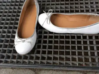 Hvid sko med lidt sølv i kanten