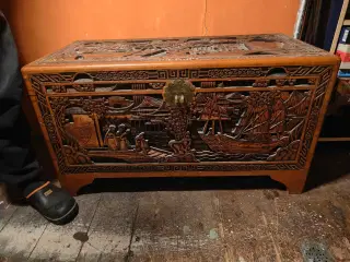 Trækiste med udskårne motiver