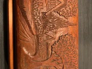 Teaktræ. Ét skrin i teaktræ. Mål. 33 x 22 . Virkel