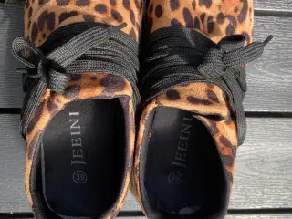Sneakers med leopard mønster