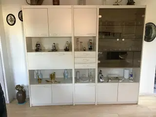 Reol med barskab og vitrineskab