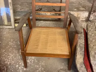 Stol med armlæn - måske i teaktræ.