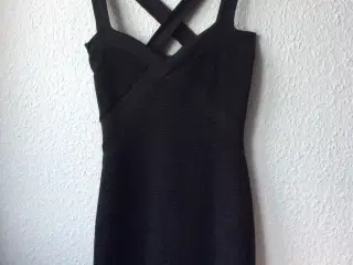 Sort kropsnær kjole fra Sparkz