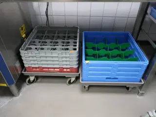 2 stk. opvaskebakker til glas