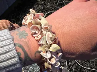 Smukt armbånd med muslinger 