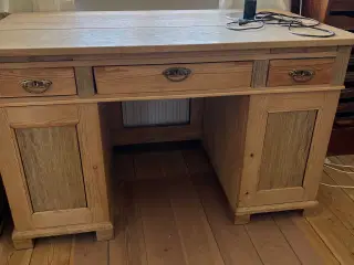 Gammelt massivt egetræs skrivebord