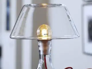 One Holmegård glaslamper med rød ledning