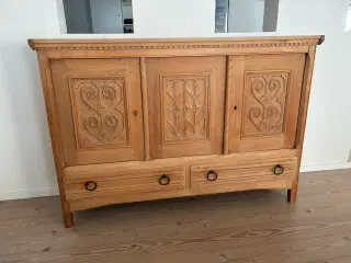 Dækketøjsskab i massiv eg fra dansk snedkermester.