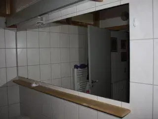 Stort spejl til badeværelse.