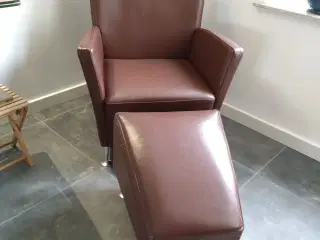 Brun Hurup læder stol med fodskammel
