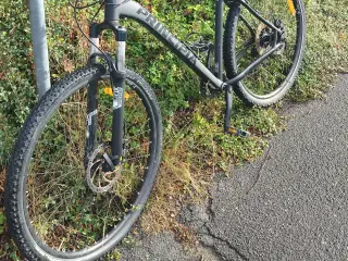 Fed mountain bike sælges.