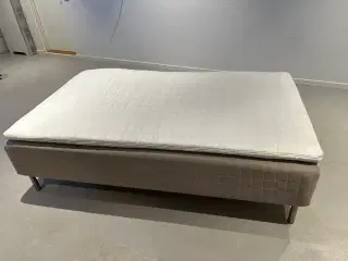 SKÅRER seng fra IKEA med 7 cm. topmadras