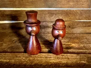 * Et par finurlige mænd med hatte - i teaktræ