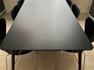 Spisebord i sort linoleum 