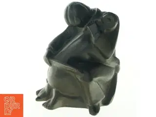 Skulptur af siddende figur (str. H. 18 cm. b. 13 cm)