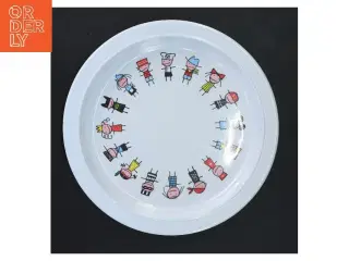 Tallerken med tegneseriefigurer fra Färg Form Sweden (str. Ø 21,5 cm)