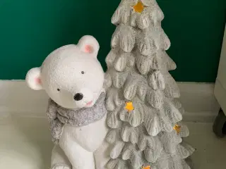 Isbjørn med juletræ med lys i