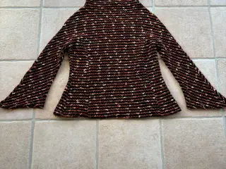 Sweater i sort og orange farver str. 44
